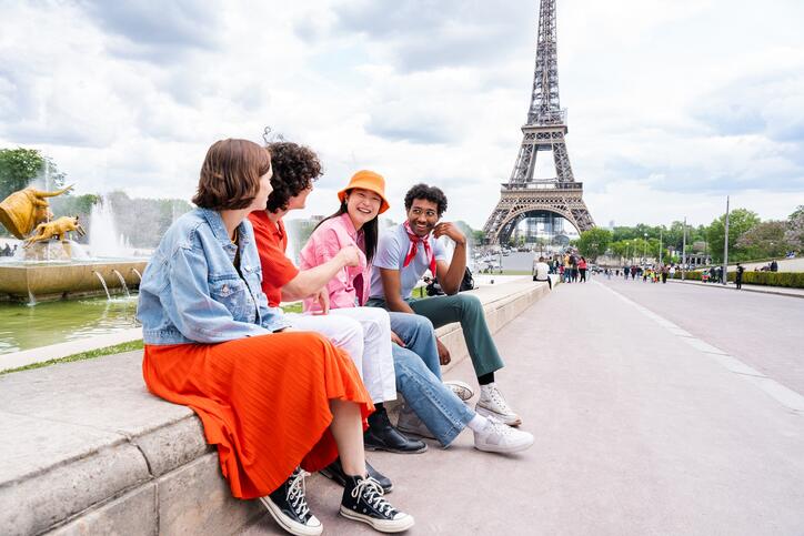 Touristes devant la Tour Eiffel
