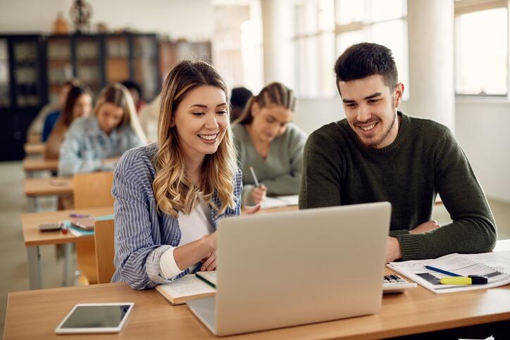 Etudiants en master avec un ordinateur