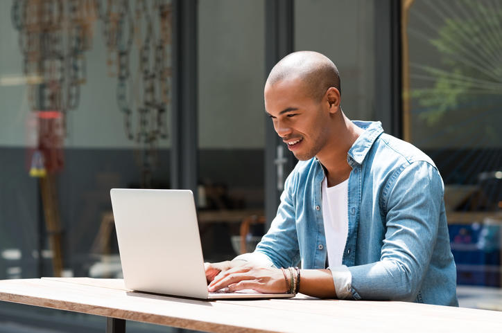 étudiant connecté devant son ordinateur